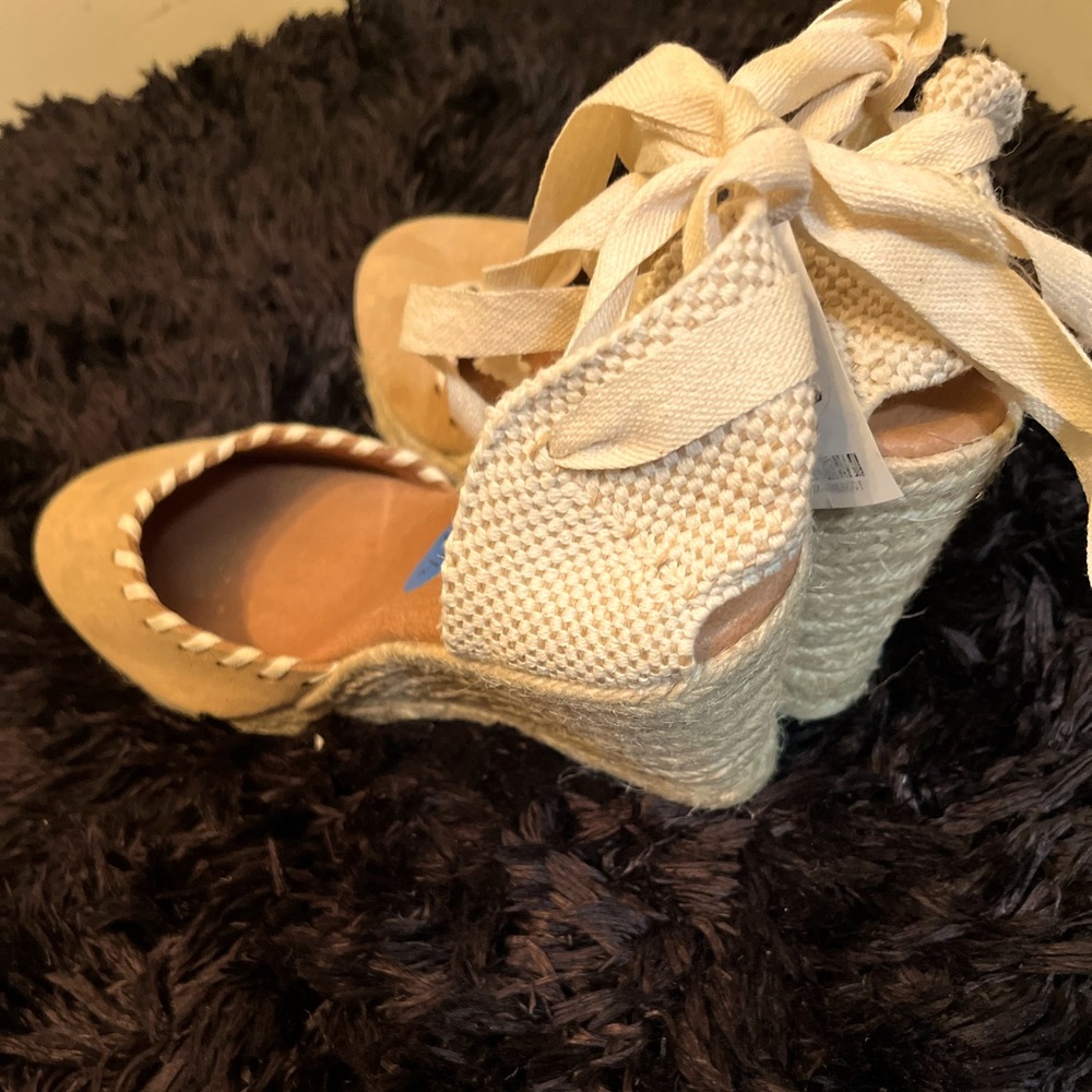 Pico’n Beige suede tie up wedge sandals 7.5 size